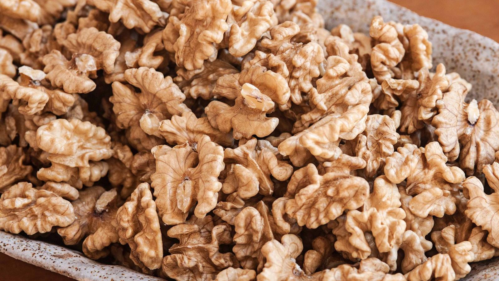 Nueces orgánicas en una fuente de greda